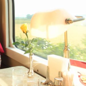 豪華寝台列車で巡る優雅な鉄道旅